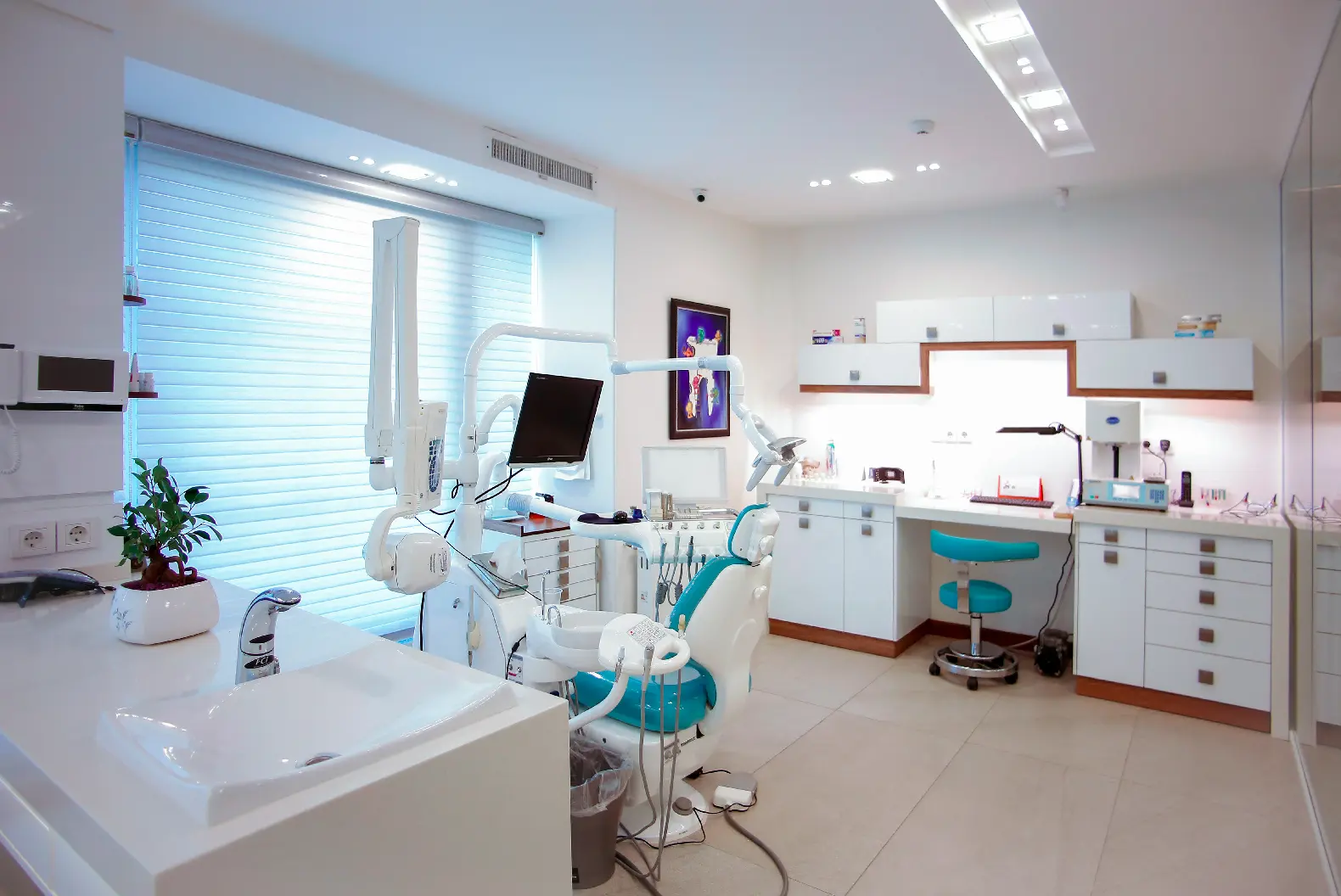 Dentiste professionnel prodiguant des soins dentaires doux dans une clinique moderne